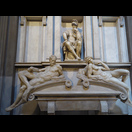 Das Grabmal von Giuliano di Lorenzo de’ Medici, gestaltet von Michelangelo